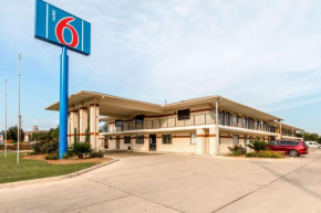 Motel 6-San Antonio, TX - South WW White Rd